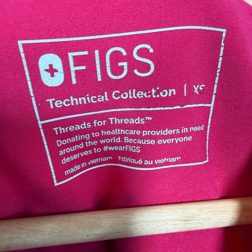 FIGS Scrub Top Magenta Pink Catarina V-Neck One-Pocket Medical Workwear XS - Picture 7 of 11